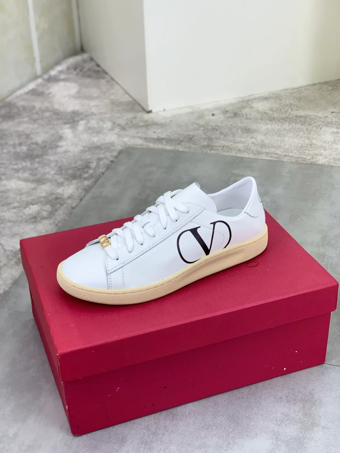 Men's men's shoes 💰P520 New style 💰 Top version Valentino Valentino 25/ Royco series Cherry 🍒Couple style Casual sneakers White shoes Original purchase and development Production Classic and timeless low-top sneakers outline a lazy silhouette, supplemented by low-key and restrained brand details, evolved into a must-have item in the wardrobe, comfortable and versatile!  ✔️Fabric: Original customized first-layer cowhide ✔️Inner lining: Imported breathable sheep lining ✔️Sole: Original molded anti-slip rubber material ✔️Size: 38-45